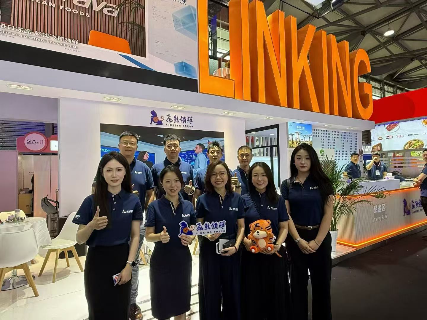 联合友和团队参加行业展会合影